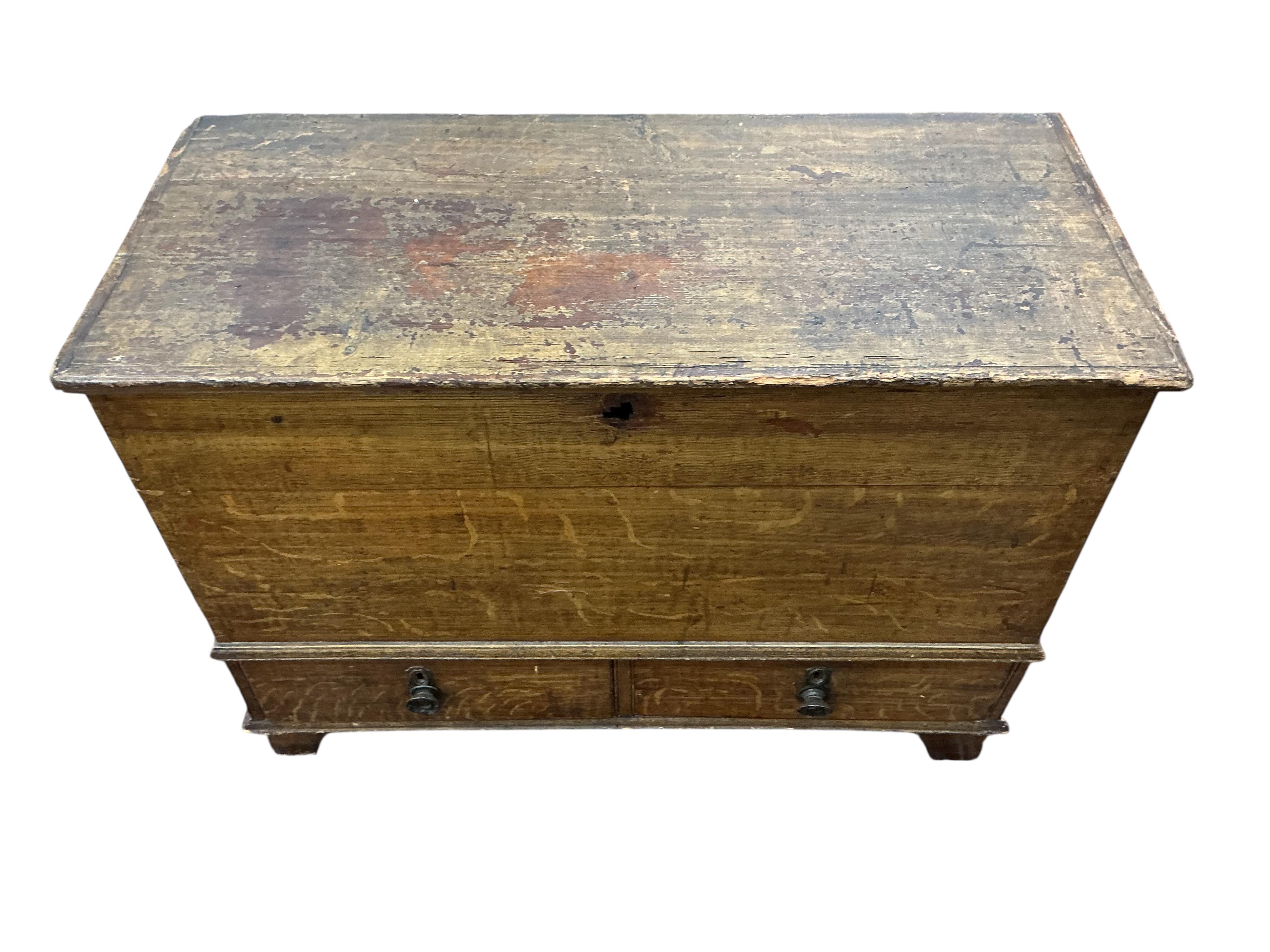 A small early 19th century pine mule chest with painted simulated grain, width 92cm, depth 41cm, height 67cm